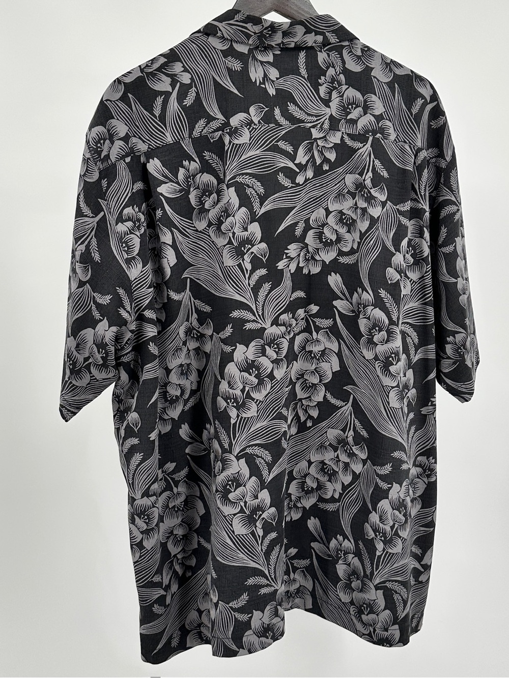 Tommy Bahama 100% Silk Camp Shirt XL/TG Charcoal Gray Floral Hawaiian Shirt - Picture 3 of 5